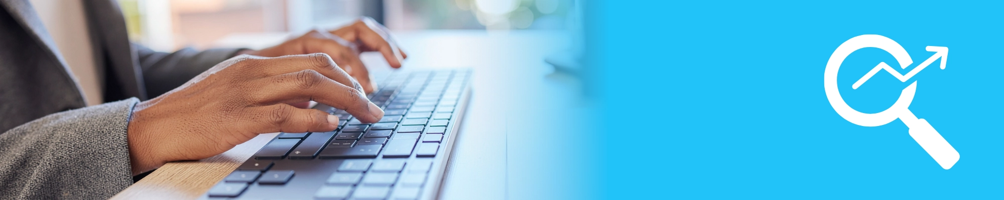 Links sieht man zwei Hände, die auf einer Tastatur tippen. Das Bild verschwimmt nach rechts hin zu einem blauen Hintergrund, auf dem eine Lupe mit einem nach oben zeigenden Pfeil platziert ist (Symbol für SEO)