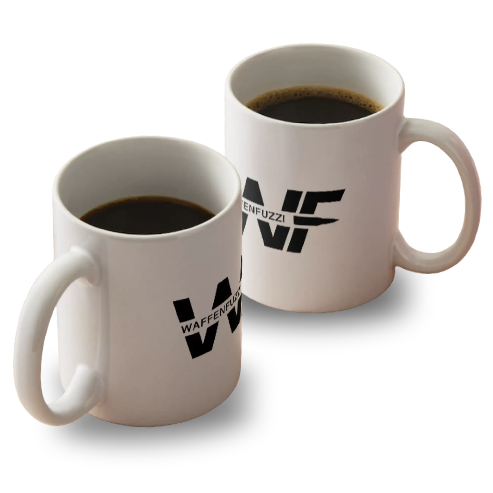 Zwei Tassen Kaffee mit einem aufgedruckten Waffenfuzzi Logo nebeneinander