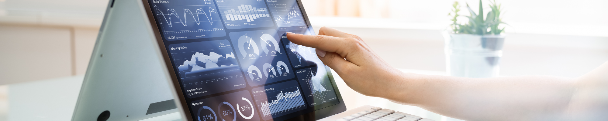 Marketing-Hero-Image Marketing Hero Image – Ein Tablet zeigt ein Marketing-Dashboard mit Analysen und Graphen, das datenbasierte Einblicke und moderne Marketingstrategien visualisiert.